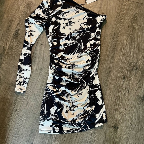 Zara Abstract Print One-Shoulder Mini Dress Size Medium NWT black white sexy fit - Picture 2 of 4